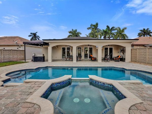 8796 NW 140th Ln , Miami Lakes, FL 33018