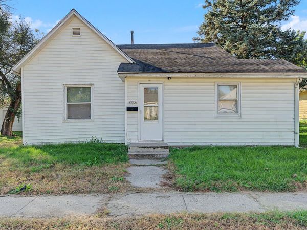 709 E 1st Avenue, Indianola, IA 50125