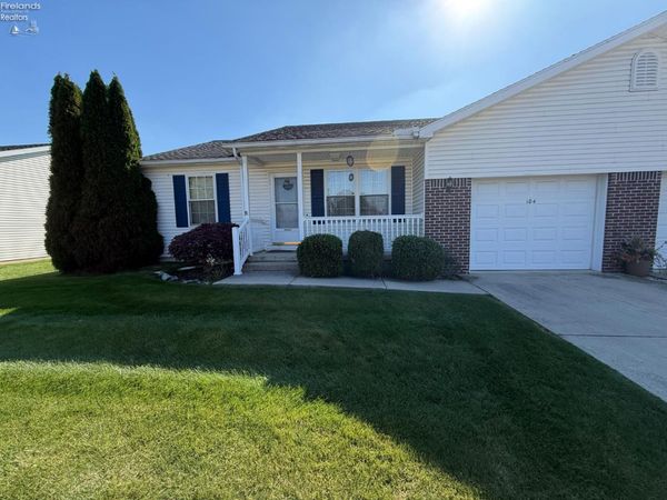 104 Teakwood Ct, Tiffin, OH 44883