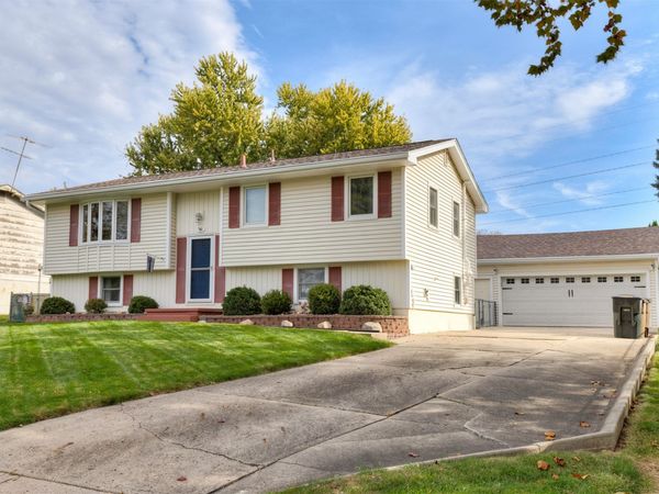701 Parkwood Boulevard , Pleasant Hill, IA 50327