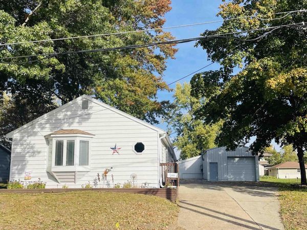 1113 10Th Avenue E, Oskaloosa, IA 52577