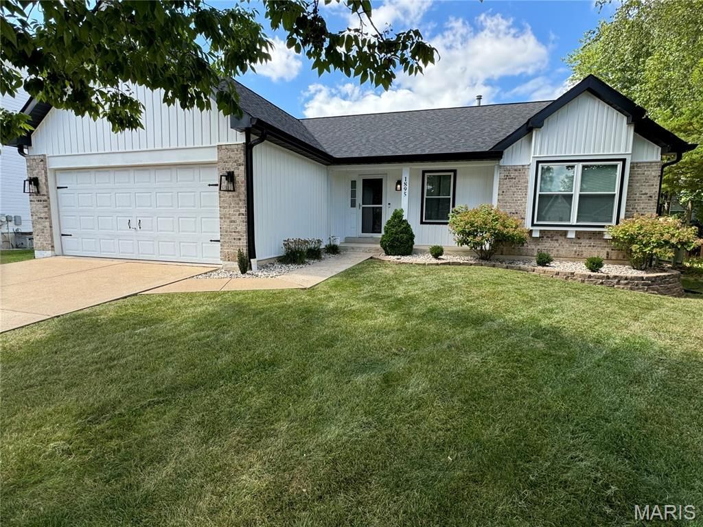 1895 Lunenburg Drive, Saint Peters, MO 63376 Main Photo