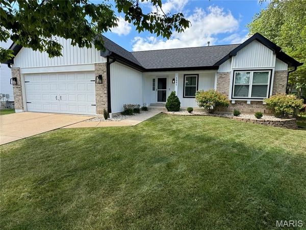 1895 Lunenburg Drive, St Peters, MO 63376