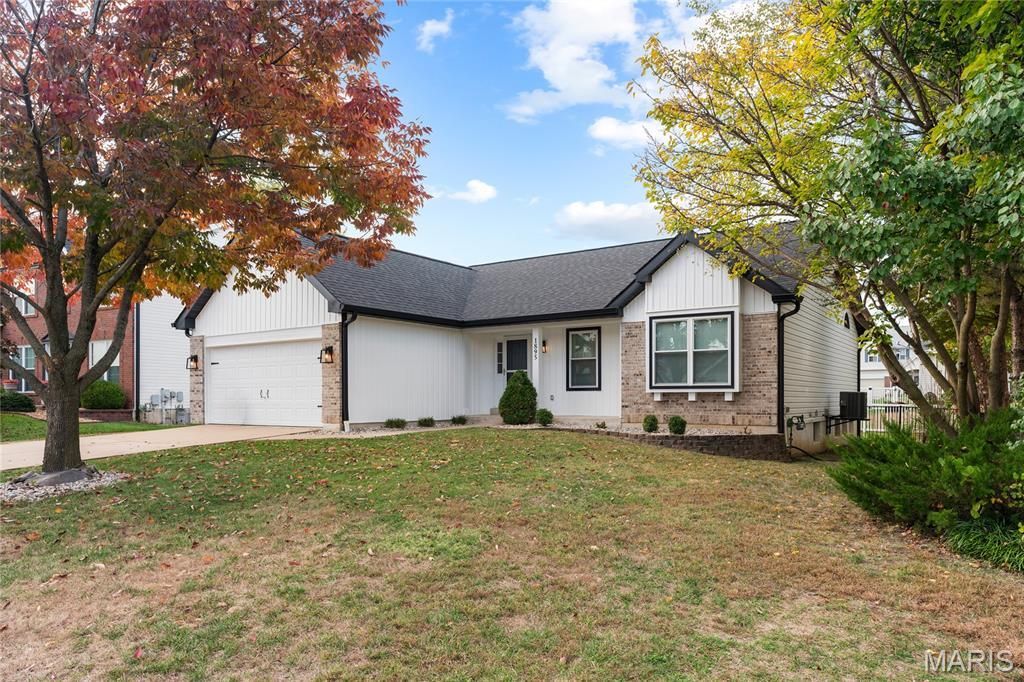 1895 Lunenburg Drive, Saint Peters, MO 63376 Main Photo