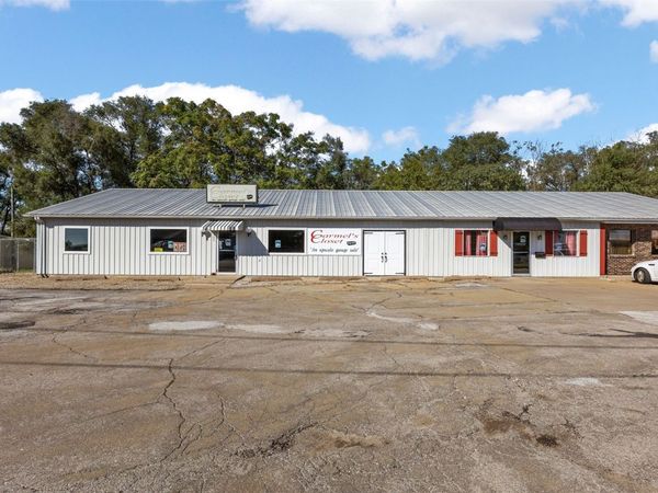 1054 W Madison Street , Washington, IA 52353