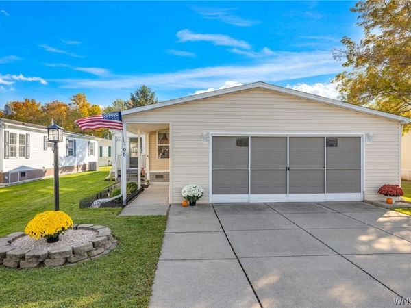 96 Golden Pond Est, Akron, NY 14001