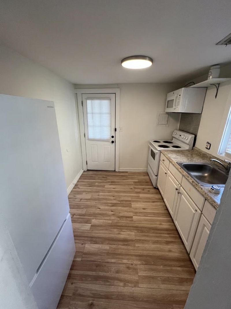 914 Duke St.  Photo 4