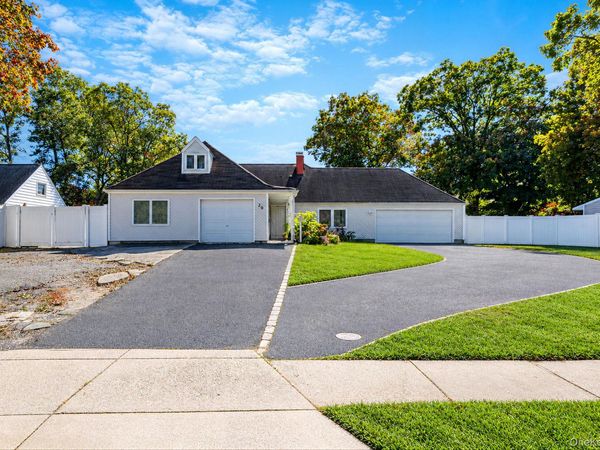20 Sagebrush Lane , Islandia, NY 11749