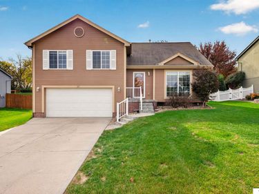 815 Edgewater Drive, Papillion, NE 68046