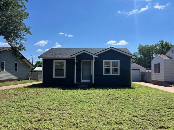 505 S 11th Street, Clinton, OK 73601