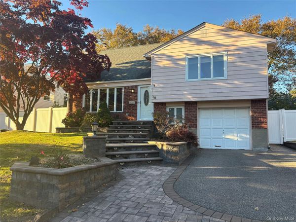 38 Garnet Lane , Plainview, NY 11803