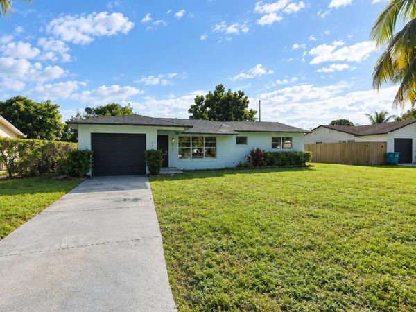 3070 SE 1st Place, Boynton Beach, FL 33435