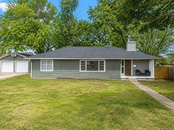 211 SE Queenstown Avenue , Bartlesville, OK 74006