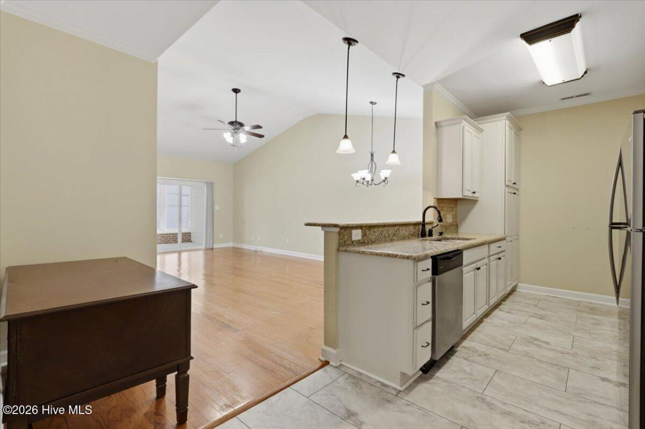 141 Oxford Drive  Photo 11