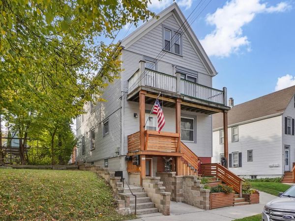 933 E Land PLACE, Milwaukee, WI 53202