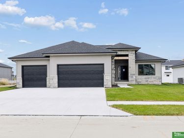 12362 Lake Vista Drive, Papillion, NE 68046
