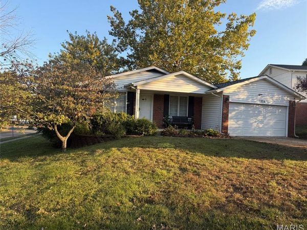 1028 Lanawood Court , Florissant, MO 63031