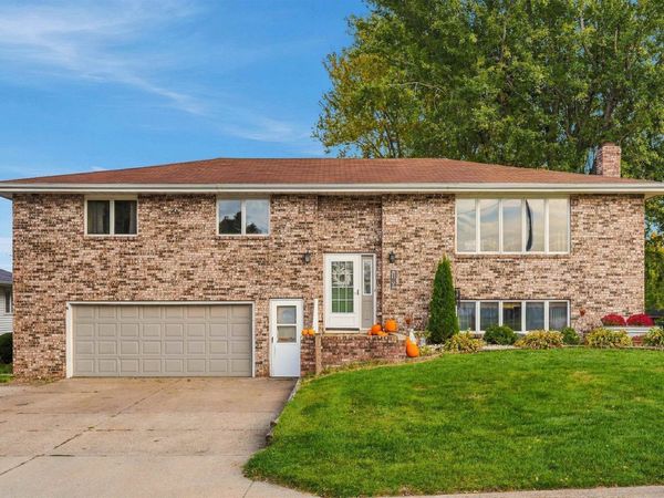 105 SE 6th Street, Farley, IA 52046