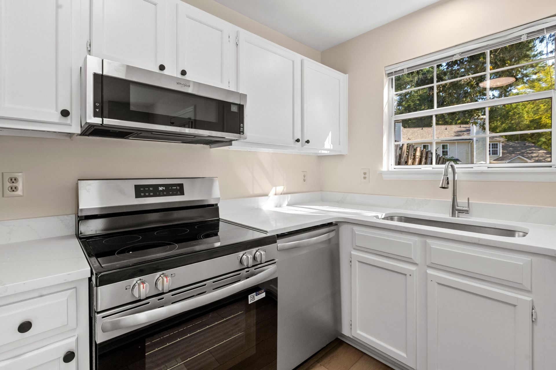 1011 Reserve Way Photo 5