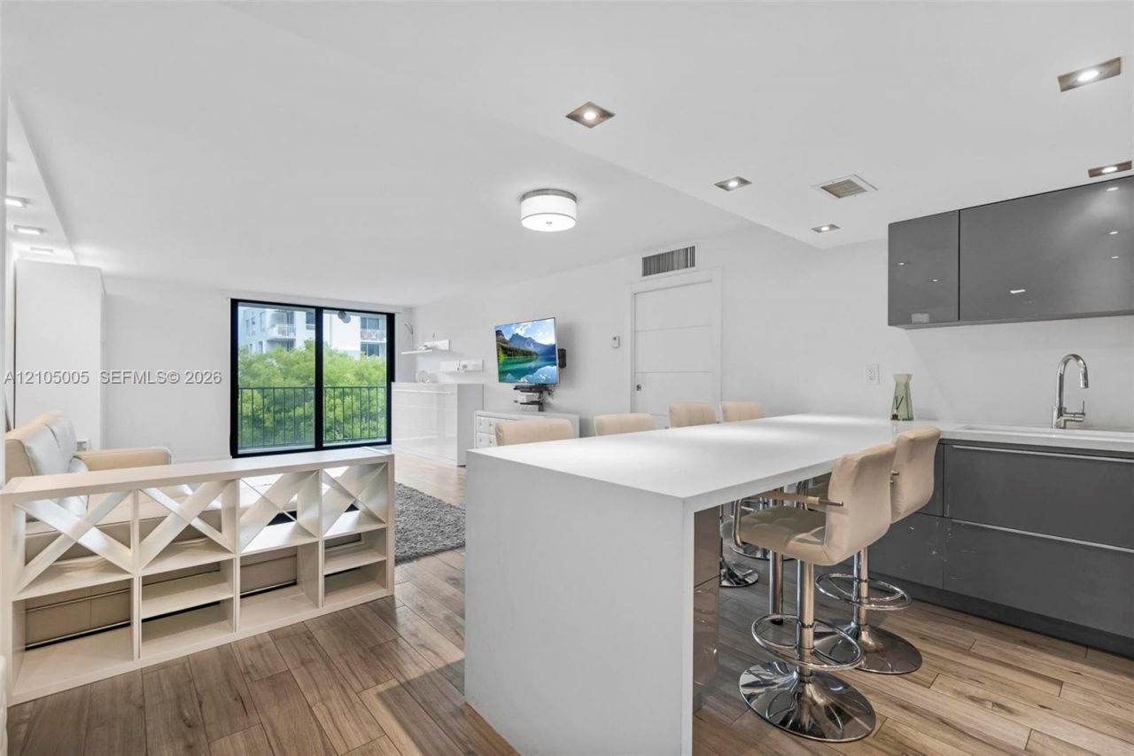2625 Collins Ave , Unit 318, Miami Beach, FL 33140 Photo