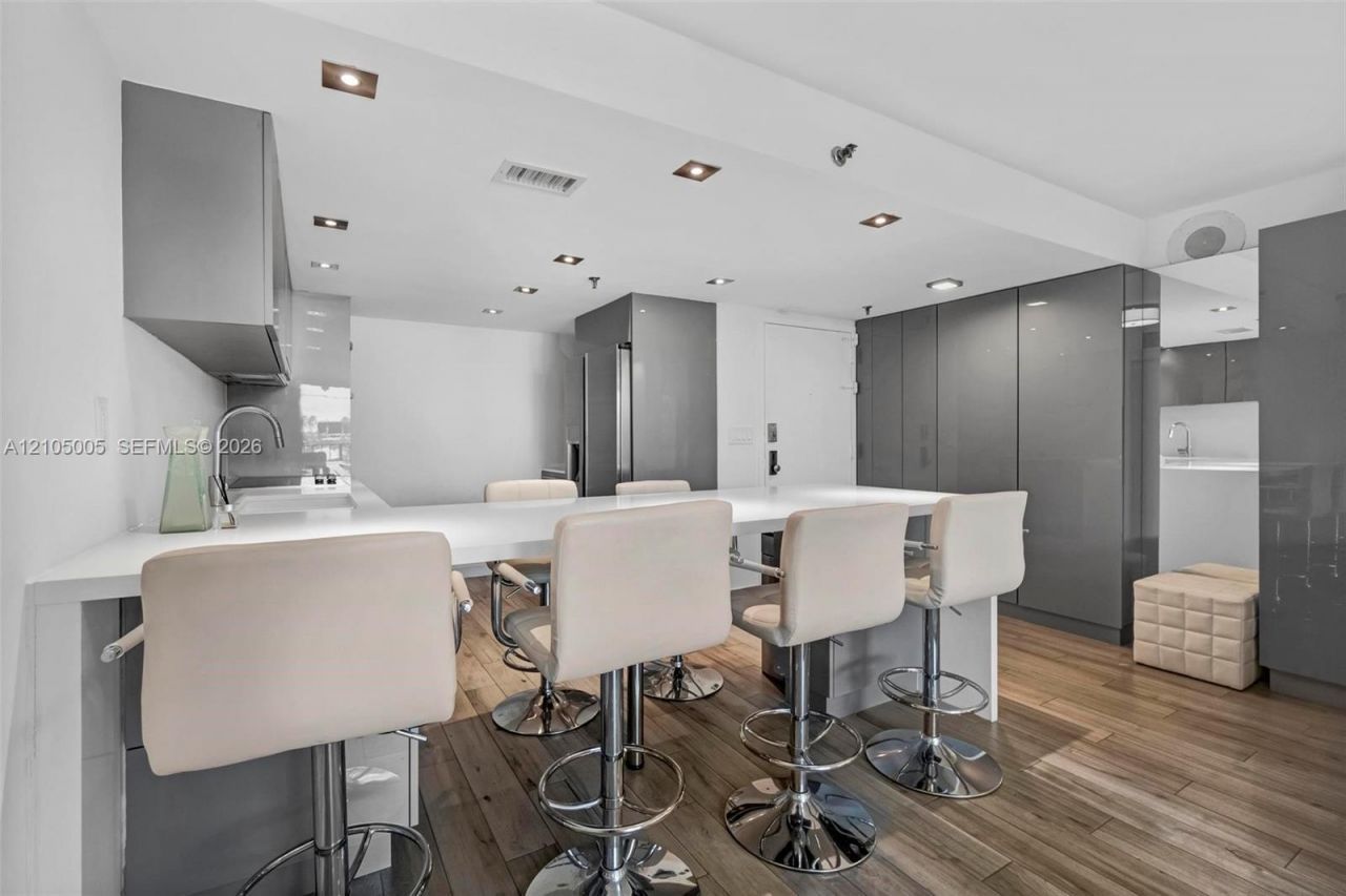 2625 Collins Ave , Unit 318, Miami Beach, FL 33140 Photo