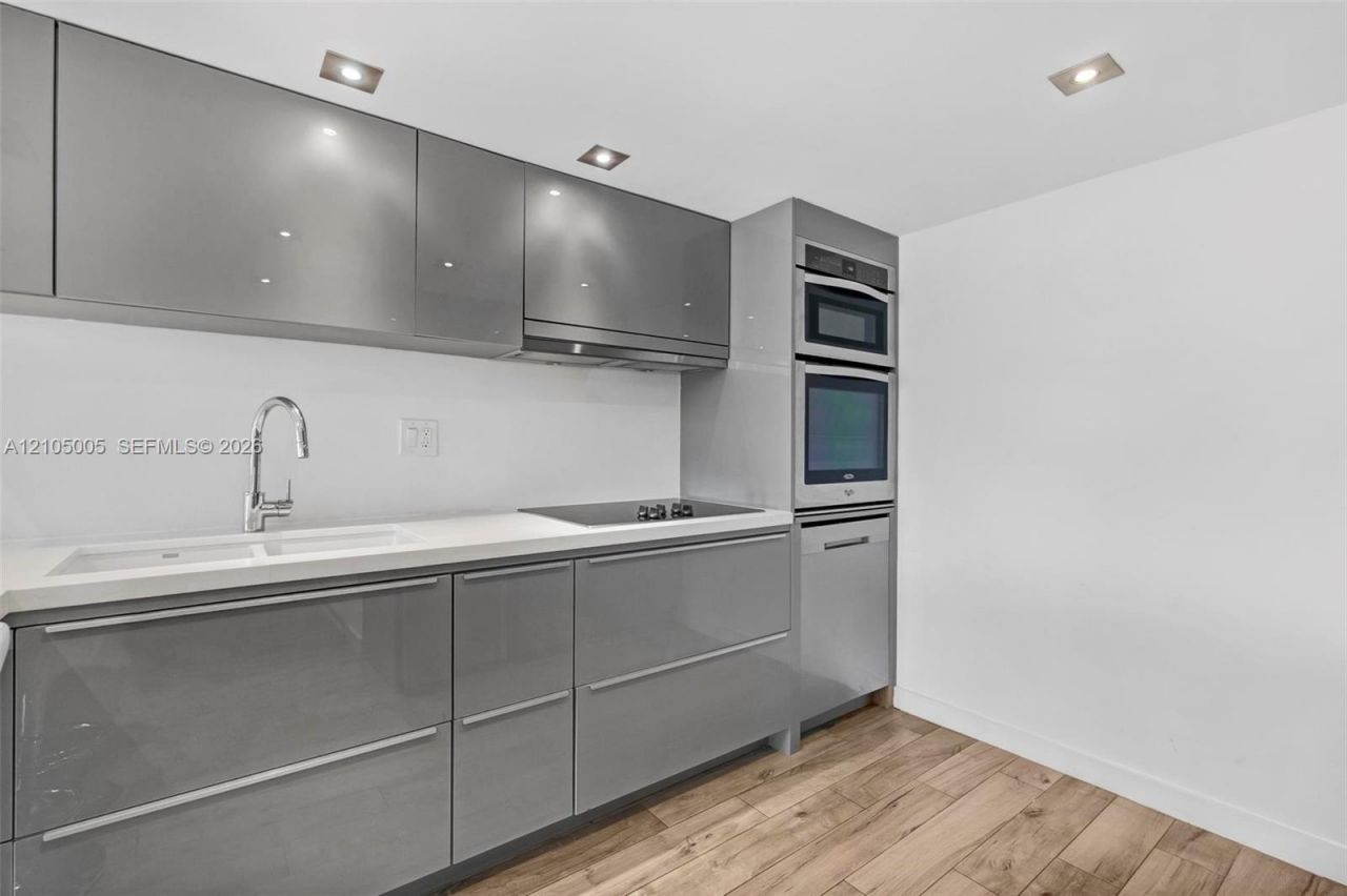 2625 Collins Ave , Unit 318, Miami Beach, FL 33140 Photo
