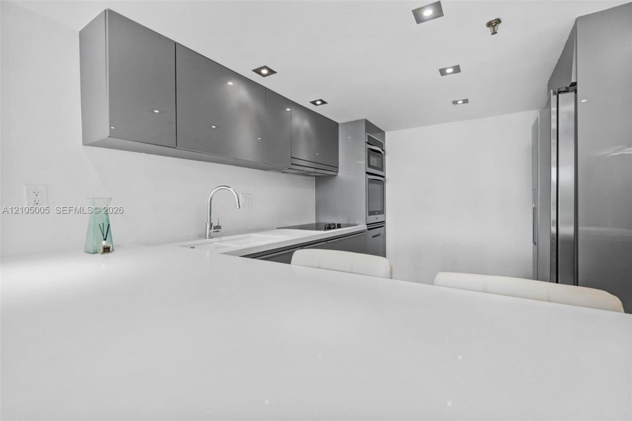 2625 Collins Ave , Unit 318, Miami Beach, FL 33140 Photo