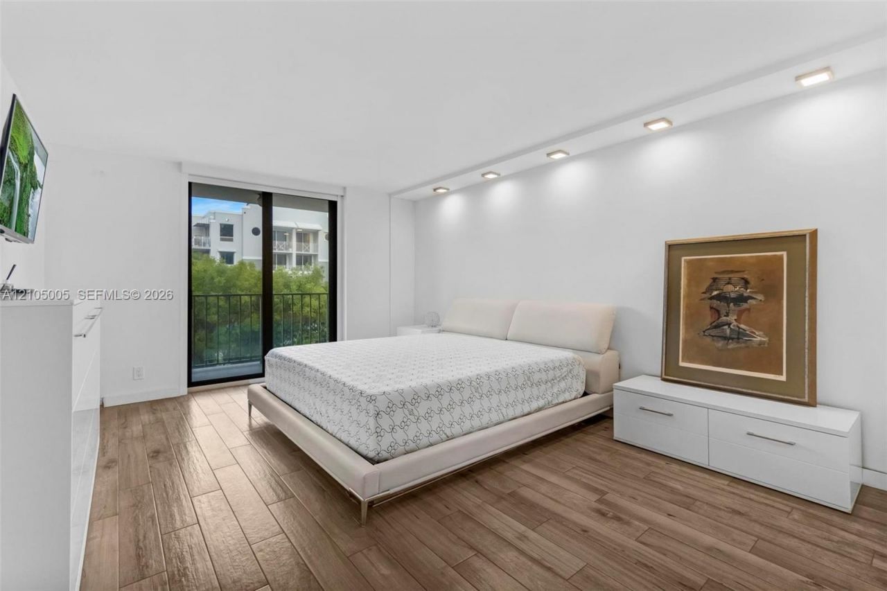 2625 Collins Ave , Unit 318, Miami Beach, FL 33140 Photo