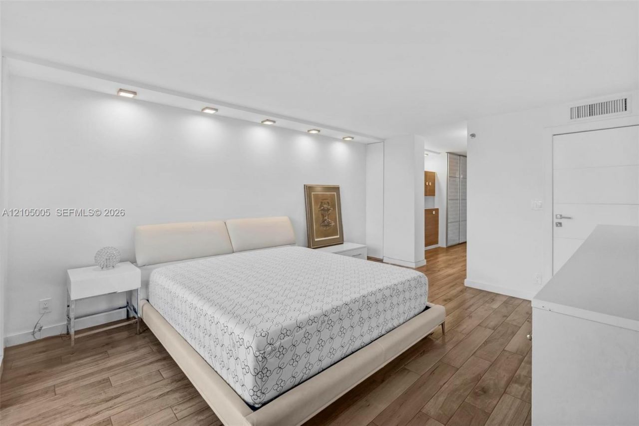 2625 Collins Ave , Unit 318, Miami Beach, FL 33140 Photo