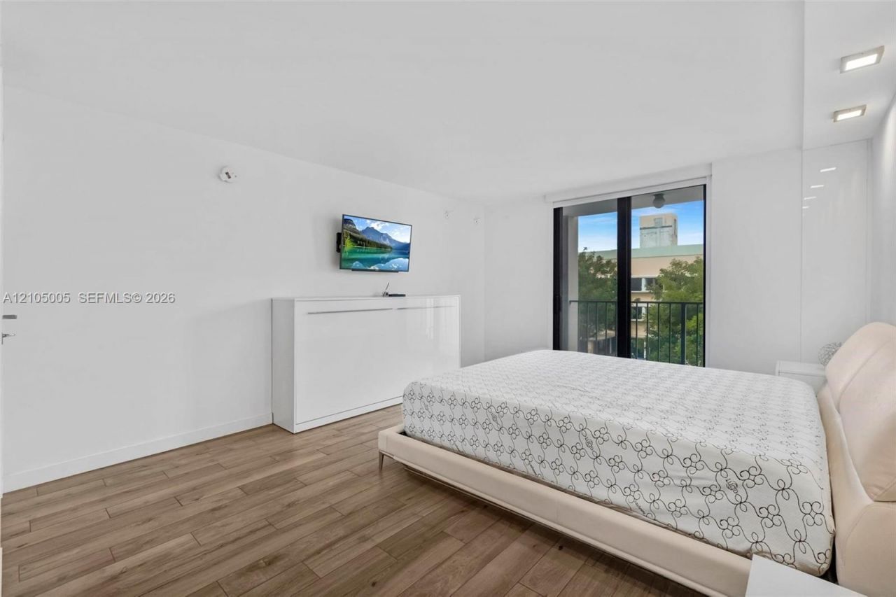 2625 Collins Ave , Unit 318, Miami Beach, FL 33140 Photo