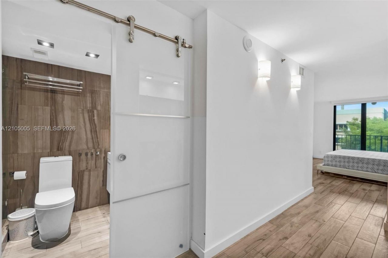 2625 Collins Ave , Unit 318, Miami Beach, FL 33140 Photo
