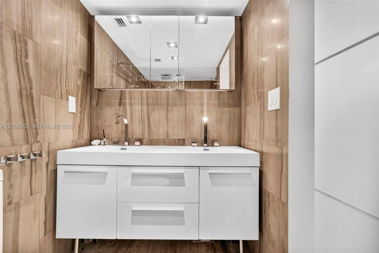 2625 Collins Ave , Unit 318, Miami Beach, FL 33140 Photo