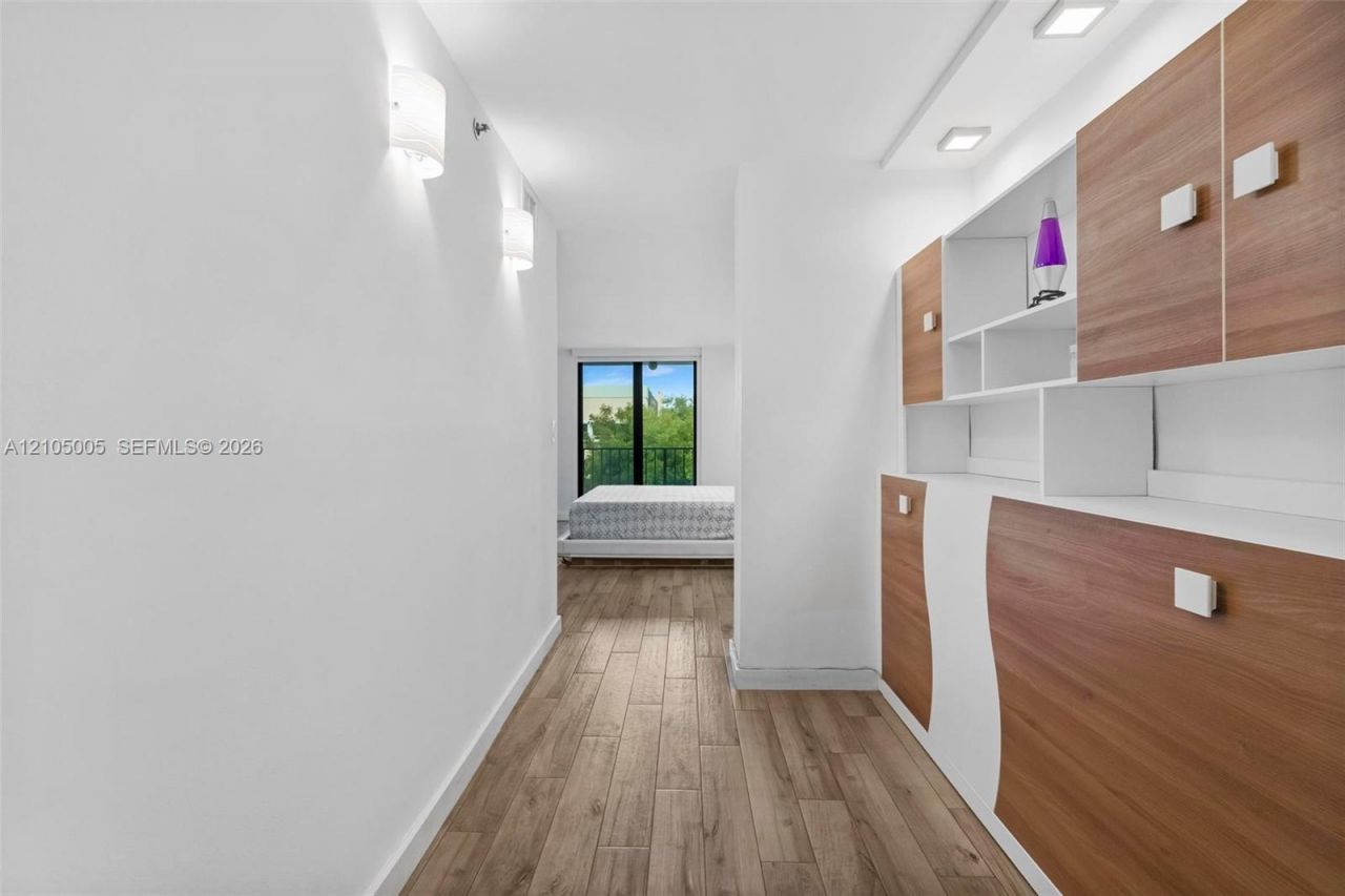 2625 Collins Ave , Unit 318, Miami Beach, FL 33140 Photo