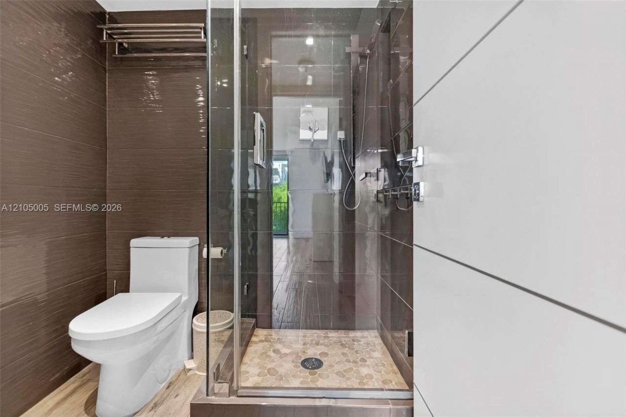 2625 Collins Ave , Unit 318, Miami Beach, FL 33140 Photo