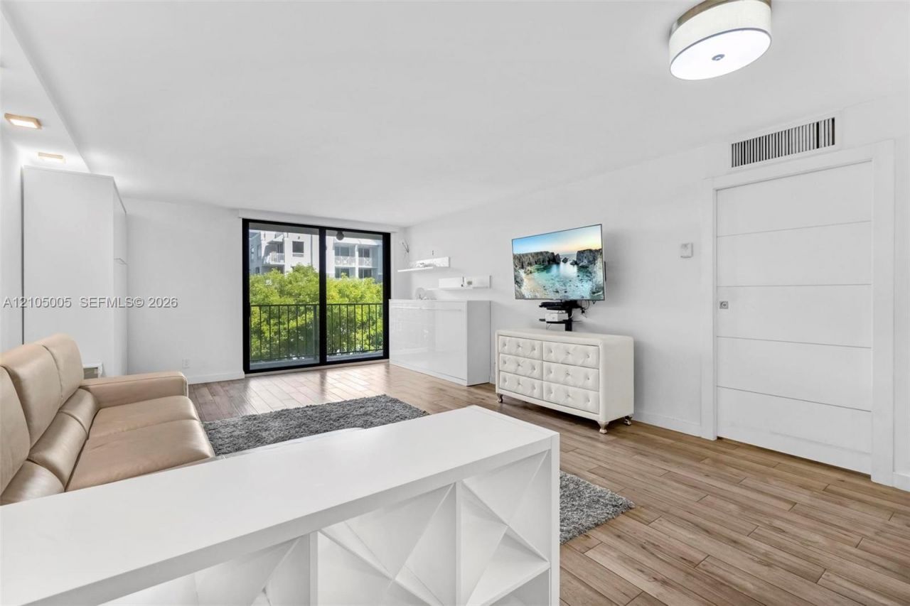 2625 Collins Ave , Unit 318, Miami Beach, FL 33140 Photo