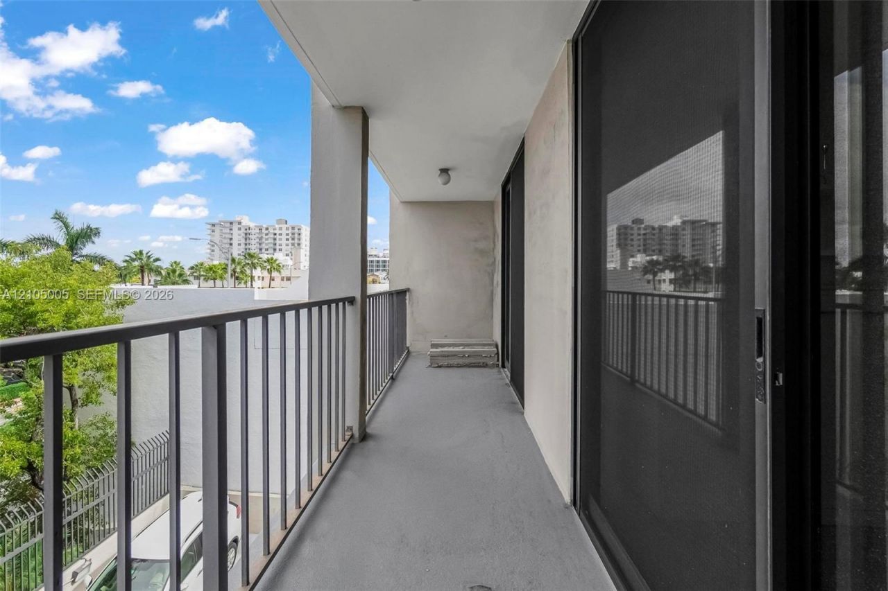 2625 Collins Ave , Unit 318, Miami Beach, FL 33140 Photo