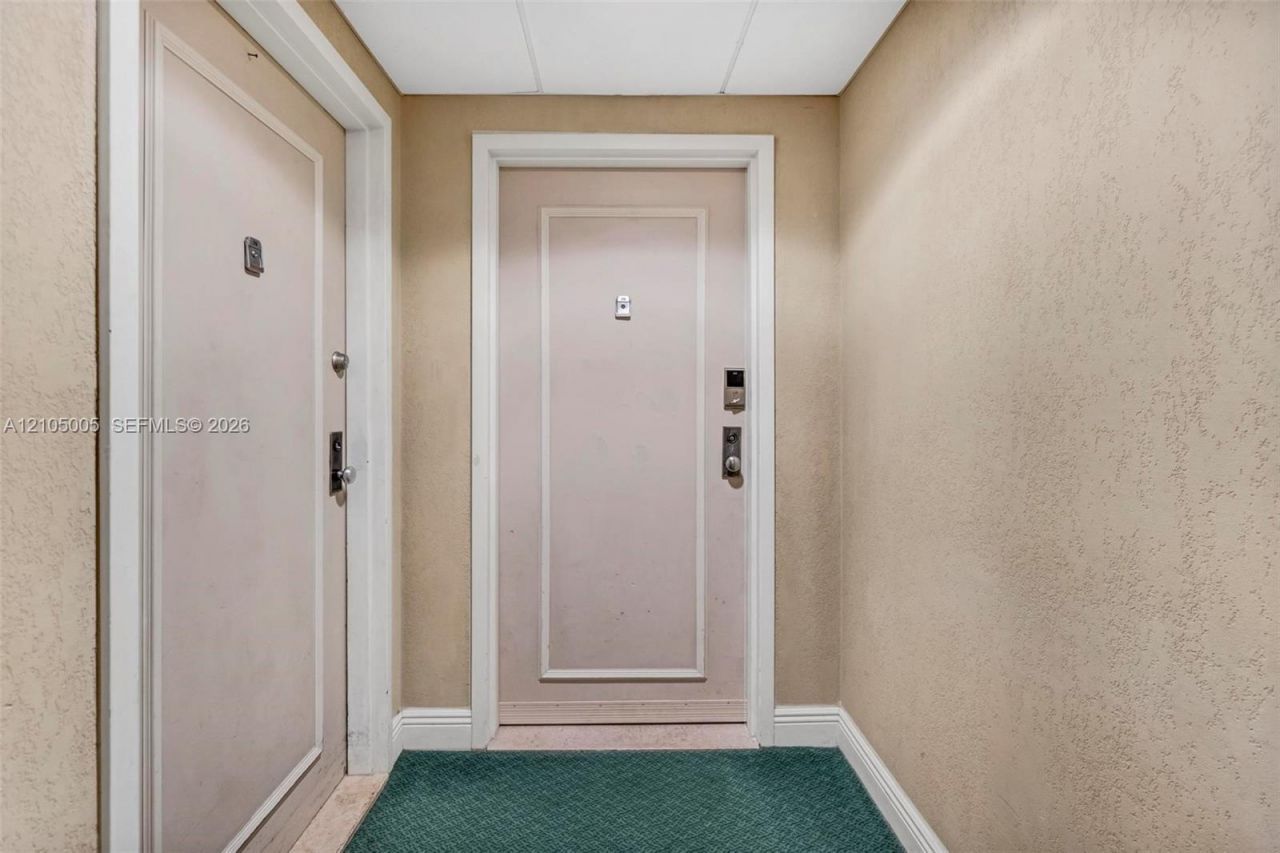 2625 Collins Ave , Unit 318, Miami Beach, FL 33140 Photo