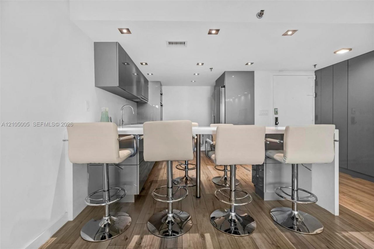 2625 Collins Ave , Unit 318, Miami Beach, FL 33140 Photo