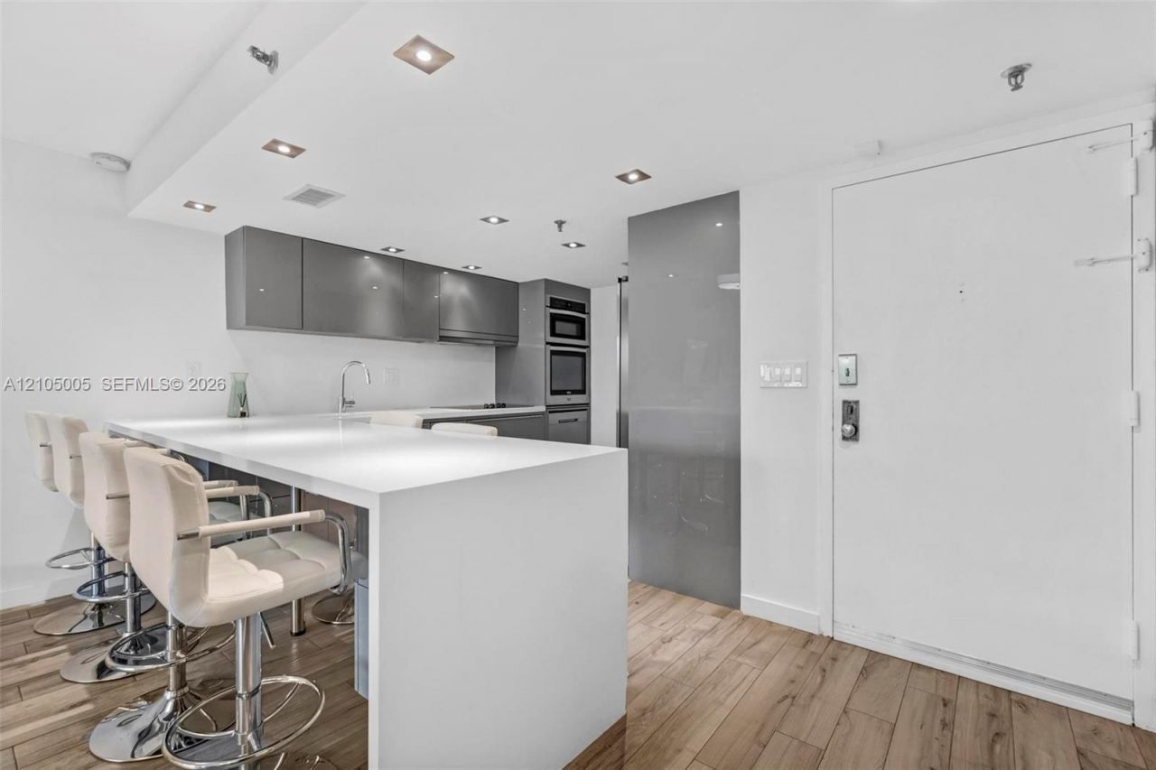 2625 Collins Ave , Unit 318, Miami Beach, FL 33140 Photo
