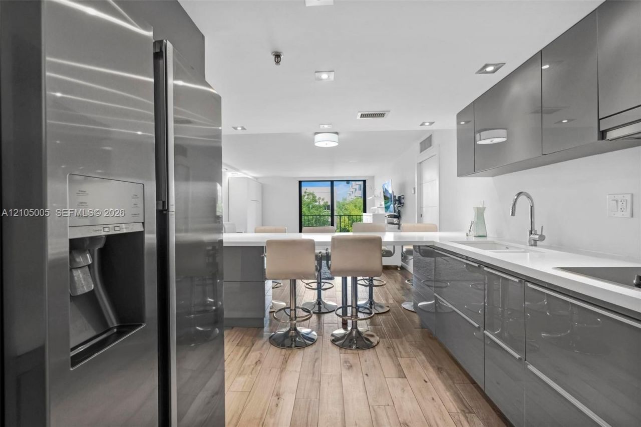 2625 Collins Ave , Unit 318, Miami Beach, FL 33140 Photo
