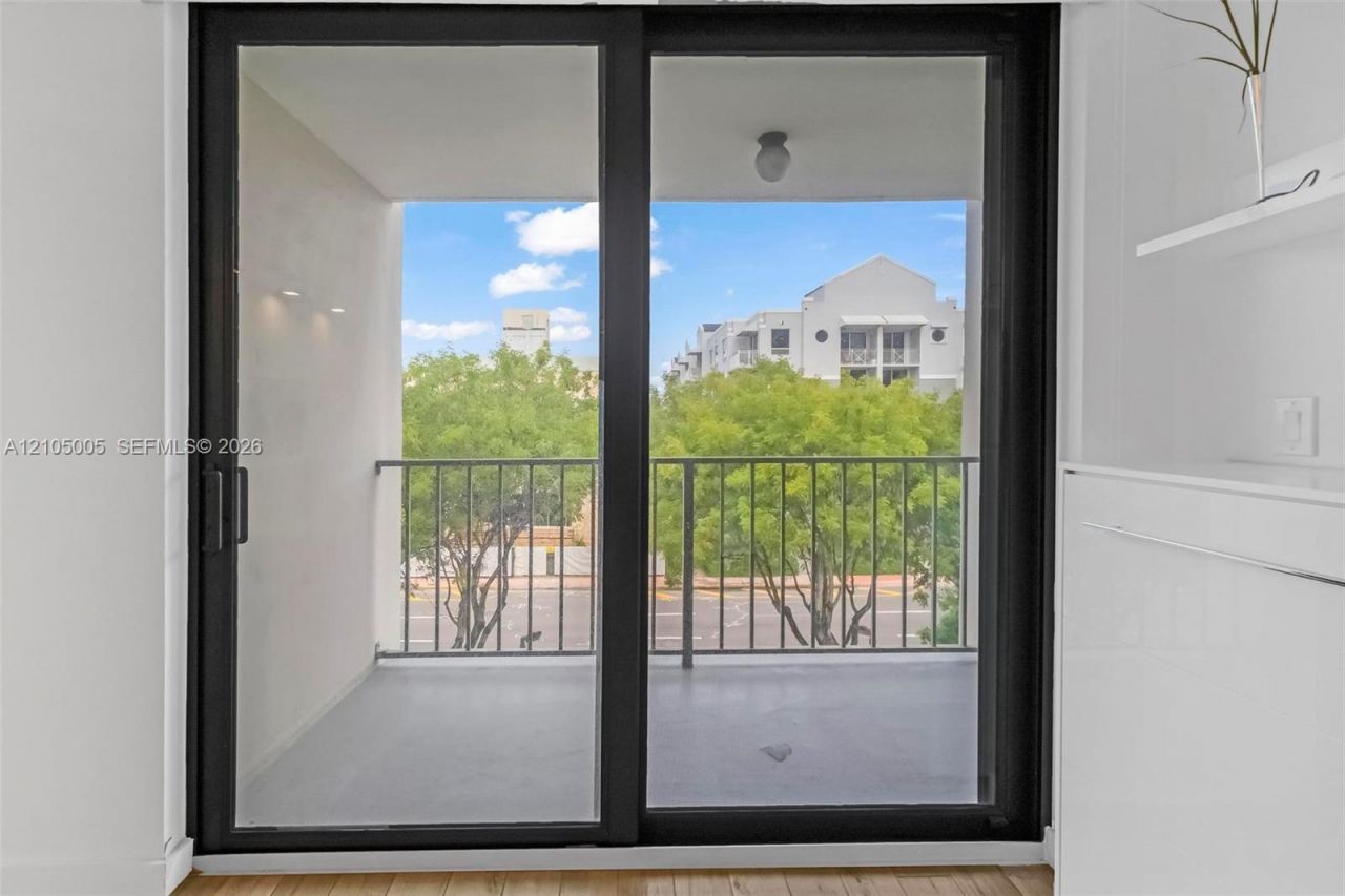 2625 Collins Ave , Unit 318, Miami Beach, FL 33140 Photo