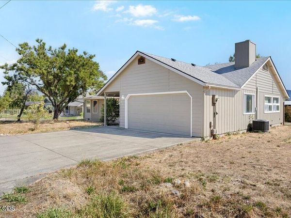 895 Coutant Lane, Unit B, Grants Pass, OR 97527