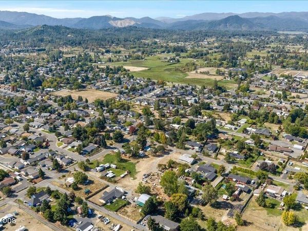 895 Coutant Lane, Unit C, Grants Pass, OR 97527