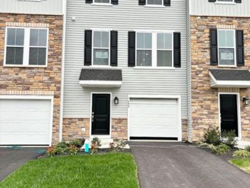 7682 Clayton Avenue, Coopersburg, PA 18036 Main Photo
