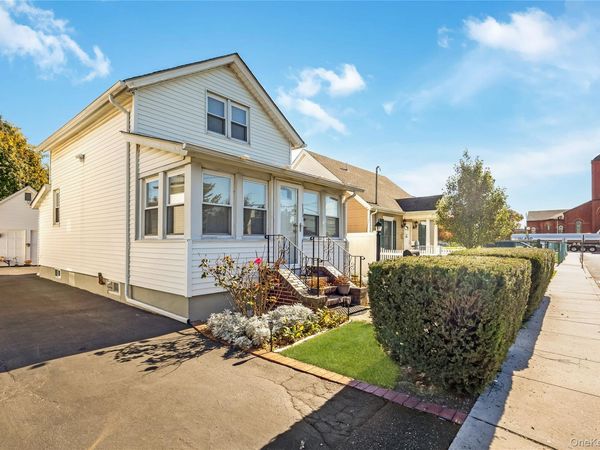 136 Elizabeth Street , Farmingdale, NY 11735