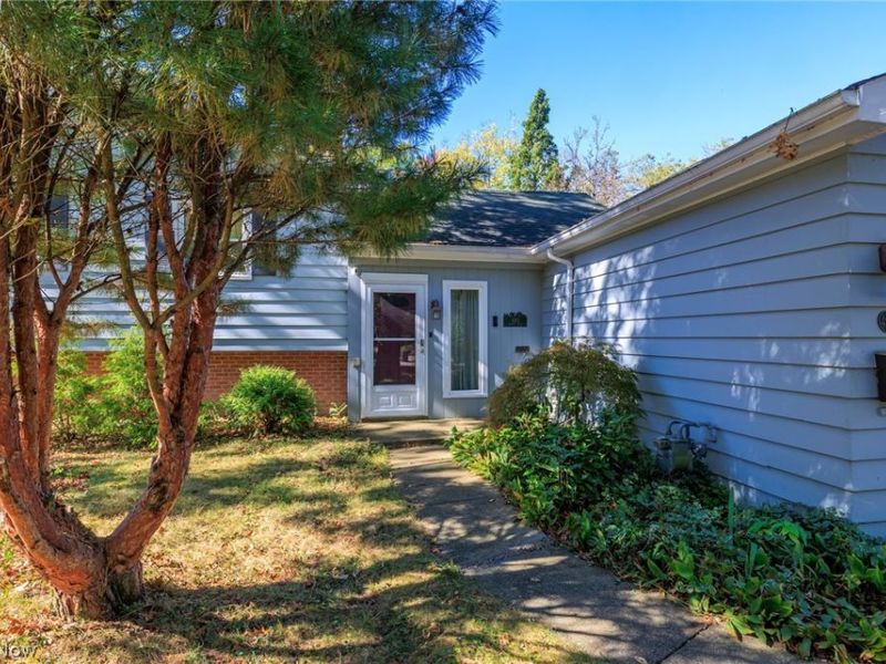 490 Bassett Road, Bay Village, OH 44140 Photo 2