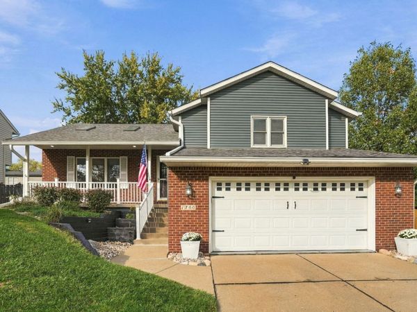 1760 Queens Drive, Bettendorf, IA 52722