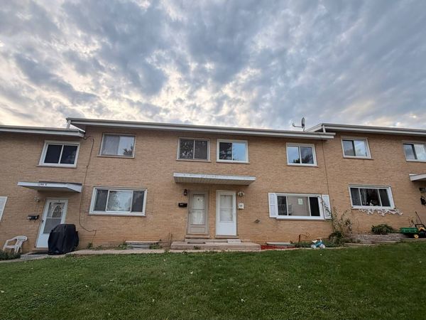 1296 Prairie Avenue, Unit D, Glendale Heights, IL 60139