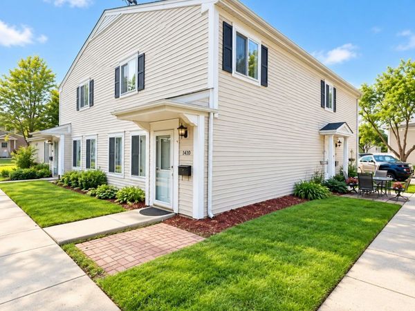 1055 Cove Drive, Unit 1055, Prospect Heights, IL 60070