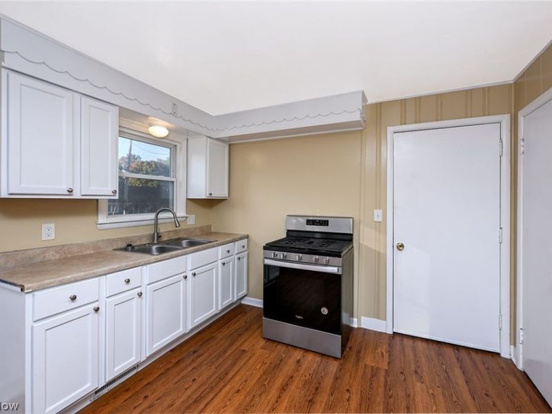 69 W Hiram Street , Barberton, OH 44203 Photo 8